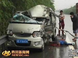 四川泸州两车纠纷停路中理论 后车避让不及致2死6伤