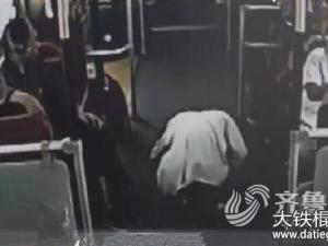抱狗坐公交 济南一男子抱狗坐公交 遭乘客反对后向乘客下跪