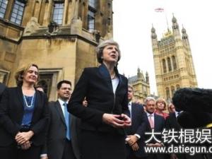 特雷莎・梅担任英国首相  英国新"铁娘子"特雷莎・梅今就任首相被称为时尚女魔头