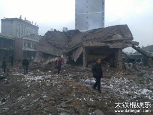 陕西新民镇医院旁爆炸 陕西府谷新民镇医院旁建筑爆炸坍塌:炸出两米深坑