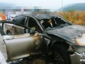 韩国起火宝马车：一辆320d宝马车在韩国京畿道义王市的一高速公路上起火